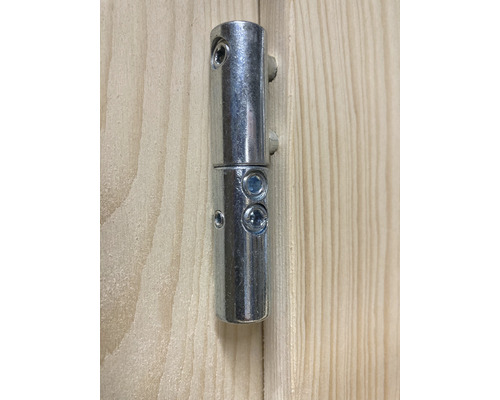 Charnière métallique fixée sur une porte en bois