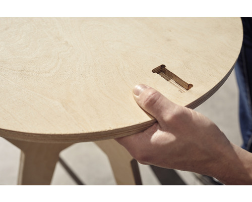 Runder Holztisch mit Schlitz