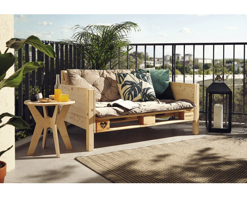 Holzpalette als Outdoor Sofa mit Kissen auf einem Balkon.