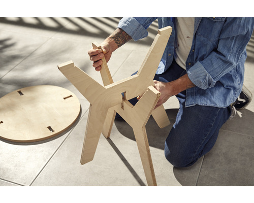 Montage eines Holzbeistelltisches mit runder Tischplatte und dreibeinigem Untergestell
