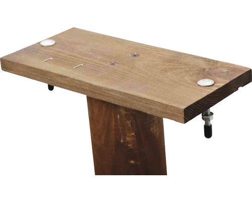 Vue détaillée d''un meuble en bois avec vis et éléments métalliques