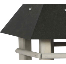 Vue détaillée d''une maison pour oiseaux avec un toit en carton bitumé et des montants en bois clair.