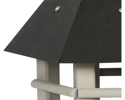 Vue détaillée d''une maison pour oiseaux avec un toit en carton bitumé et des montants en bois clair.