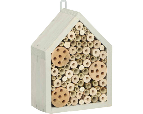 Insektenhotel aus Holz und Bambus zur Förderung der Artenvielfalt im Garten.