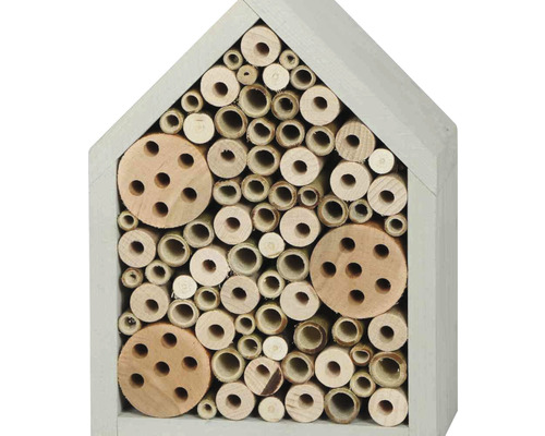 Insektenhotel aus Holz mit Bambusstäben und Bohrlöchern für Insekten
