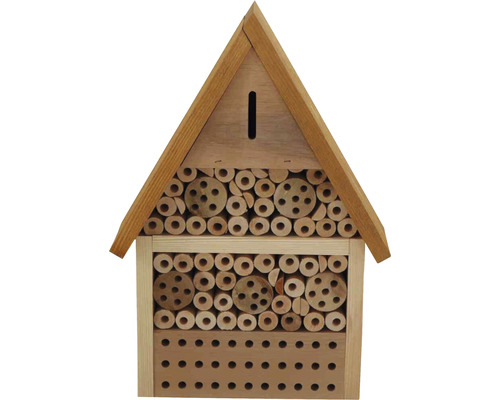 Insektenhotel aus Holz mit verschiedenen Füllmaterialien