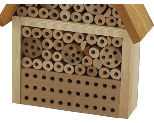 Insektenhotel aus Holz mit verschiedenen Füllmaterialien