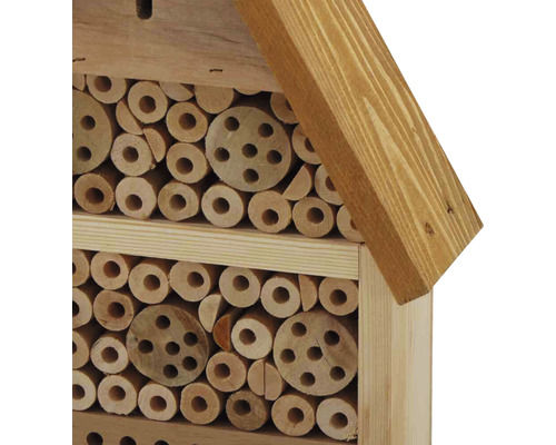 Detailansicht eines Insektenhotels aus Holz mit Röhren