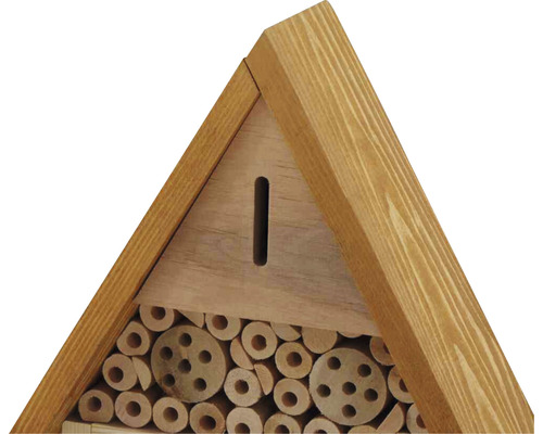 Insektenhotel aus Holz mit Röhren als Nistplatz