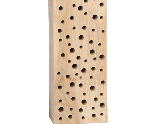 Insektenhotel aus Holz mit Löchern unterschiedlicher Größe.
