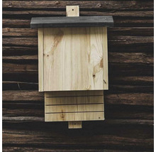 Nichoir à chauves-souris en bois sur un mur en bois