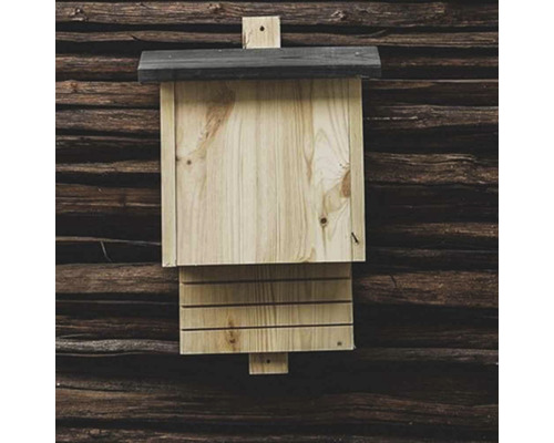 Nichoir à chauves-souris en bois sur un mur en bois