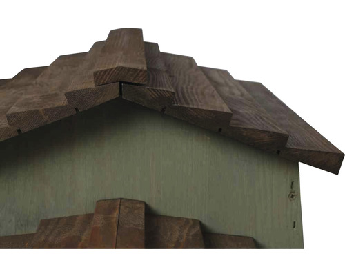 Detailaufnahme eines Holz-Vogelhauses mit Dachschindeln