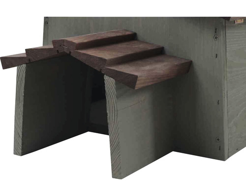 Detailansicht eines Holz-Nistkastens mit Treppe