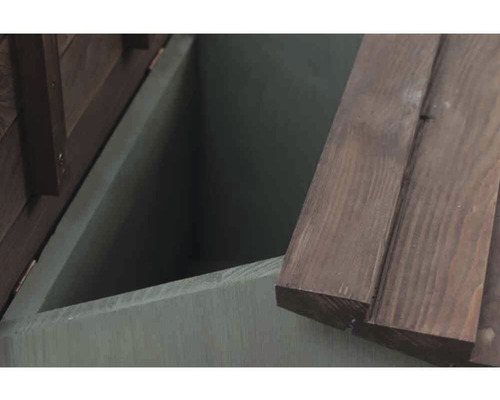 Detailansicht einer Holzkiste mit offenem Deckel