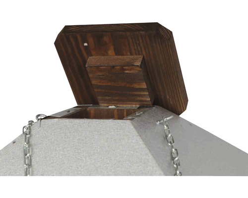 Detailansicht eines Vogelhauses mit Holzdeckel und Aufhängekette