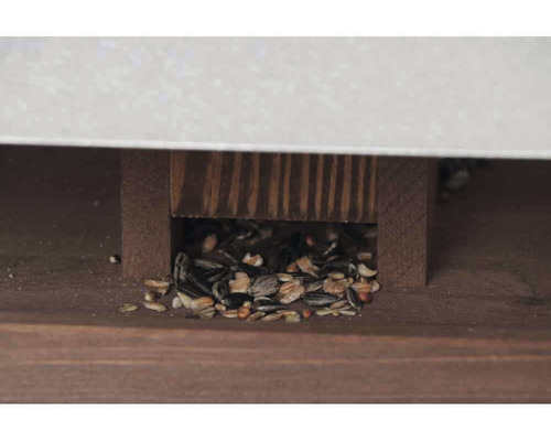 Nahaufnahme von Vogelfutter in einem Holzfutterhaus