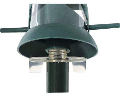 Nahaufnahme eines Vogelhauses mit Futterspender