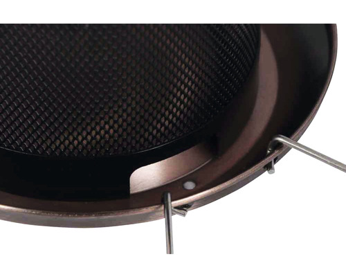 Vue détaillée d''un braséro avec un tamis métallique