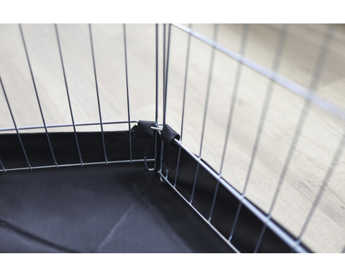 Gros plan d''un enclos pour petits animaux avec des éléments de grille et un bac de sol étanche.