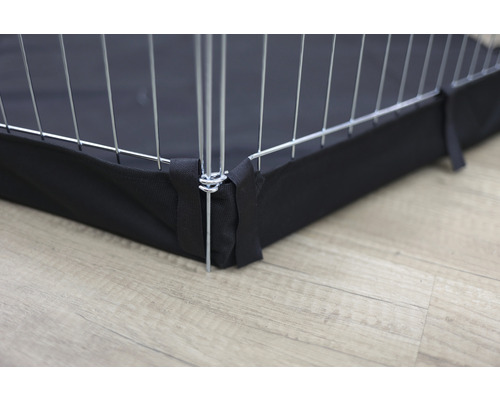 Vue détaillée d''un enclos pour petits animaux avec une housse de protection noire.