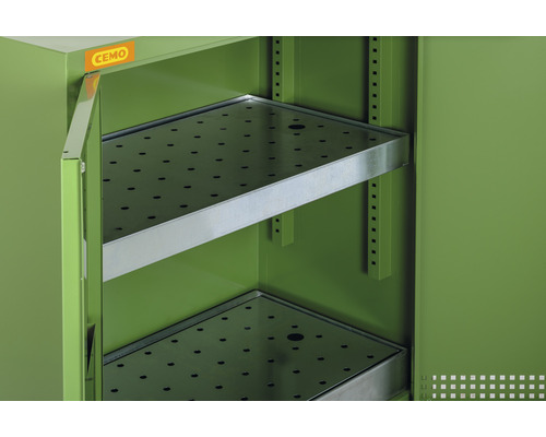 Innenansicht eines grünen Gefahrstoffschranks mit zwei Auffangwannen