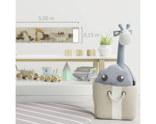 Chambre d''enfant avec bordure à motifs de chantier, étagère avec jouets et girafe en peluche