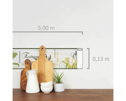 Scène de cuisine avec bordure à herbes aromatiques, planches à découper, cruche et plante