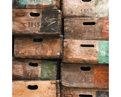 Stapel alter Holzkisten mit Griffen und aufgedruckten Nummern
