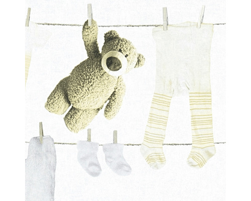 Illustration von Kindersachen wie Strumpfhosen, Socken und Teddybär an einer Wäscheleine