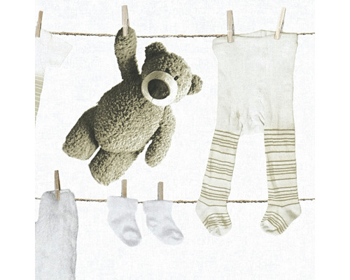 Ours en peluche, collants et chaussettes suspendus à une corde à linge avec des pinces à linge.