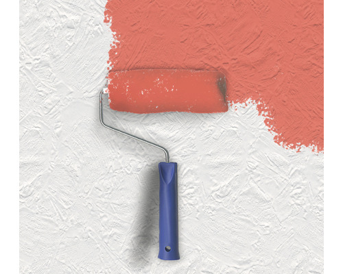 La peinture est appliquée sur un mur avec un rouleau à peinture