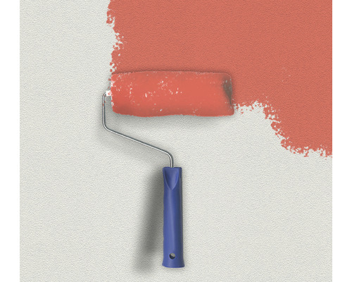 Rouleau à peinture appliquant de la peinture sur un mur