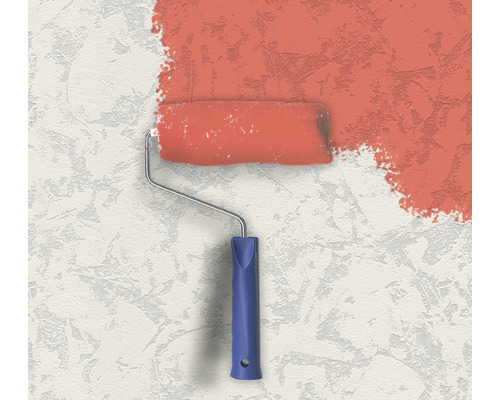 Rouleau de peinture appliquant de la peinture sur un mur