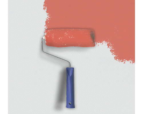 Farbroller mit Farbe an der Wand