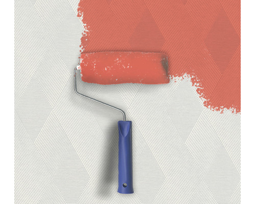 Farbe wird mit Farbroller auf geometrische Tapete aufgetragen