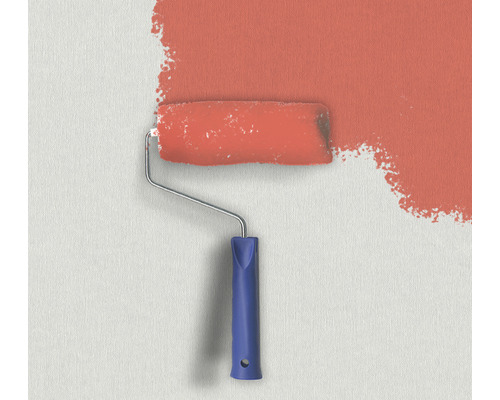 Farbroller mit Farbe an Wand