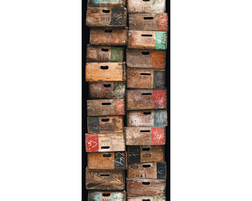 Stapel alter Holzkisten mit Markierungen und Griffen