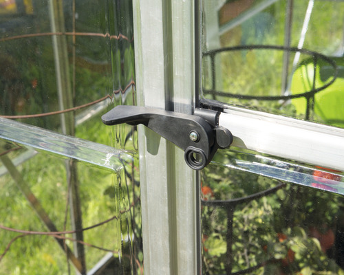 Detailaufnahme eines Gewächshausfensters mit Verschluss