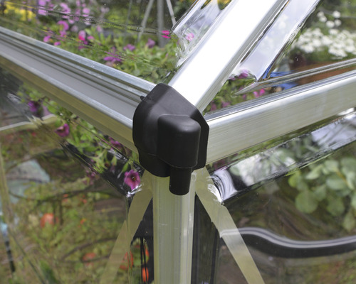 Detailaufnahme einer Gewächshaus-Ecke mit silberfarbenem Rahmen und schwarzem Verbindungsstück.