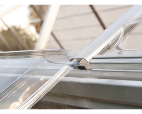 Detailansicht einer transparenten Gewächshausabdeckung und einer Metallstruktur