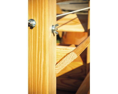 Detailansicht einer Holzkonstruktion mit Flügelmutterverschraubung