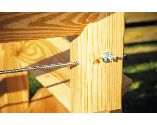 Detailansicht eines Holzregals mit Gewindestange und Schrauben