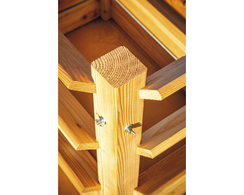 Detailansicht eines Holzregals mit Flügelmuttern