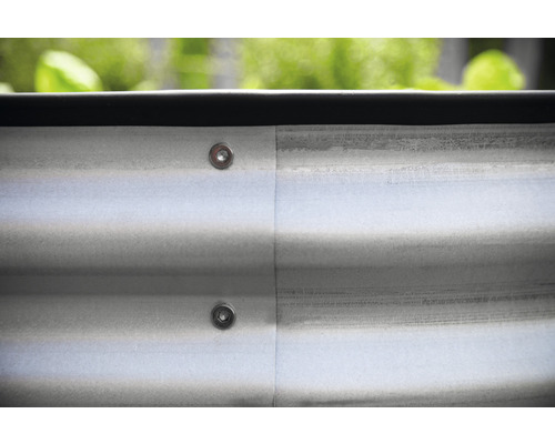 Detailansicht eines Hochbeets aus Metall mit Schrauben
