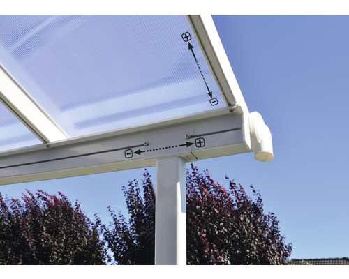 Detailansicht einer Terrassenüberdachung mit Verstellmechanismus.