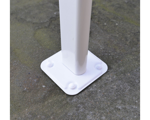 Detailansicht der Bodenbefestigung einer Terrassenüberdachung