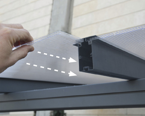 Montage d''une plaque de polycarbonate transparente dans une sous-construction grise