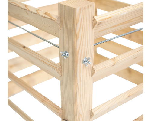 Detailansicht eines Holzregals mit Schrauben