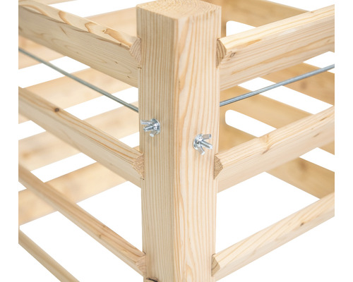 Détail d''un casier à vin en bois avec des éléments de fixation